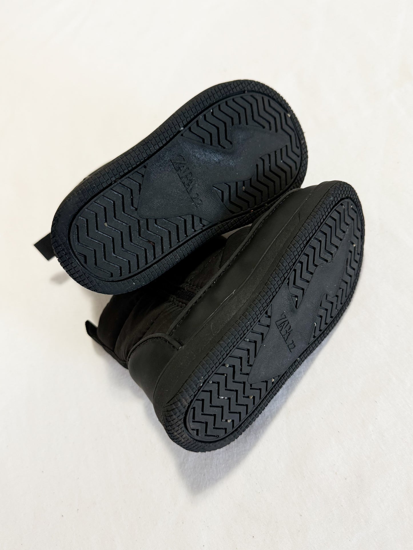 Zara Moon Boots size 6 US