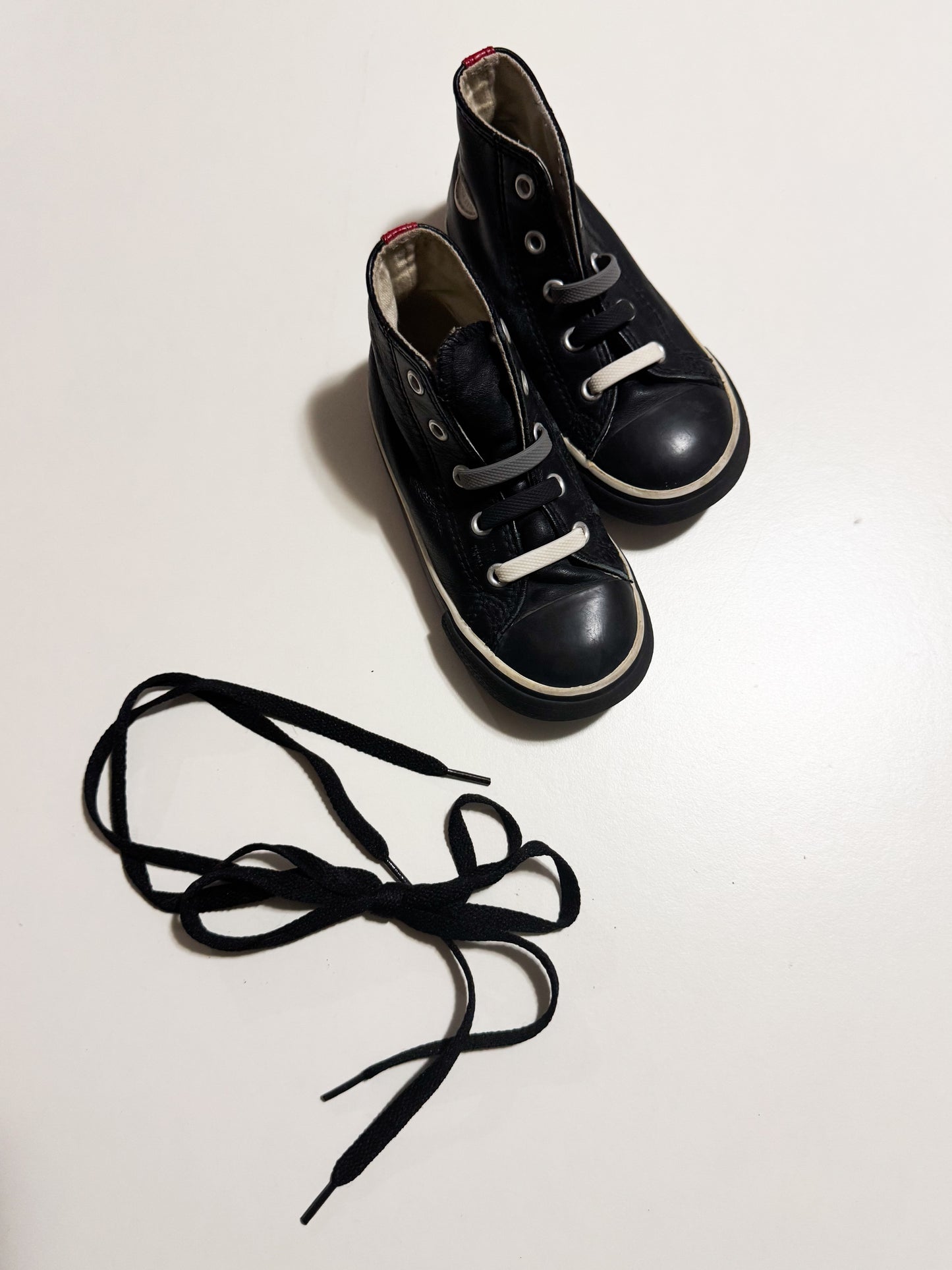 Chuck Taylor Hightops size 8 US