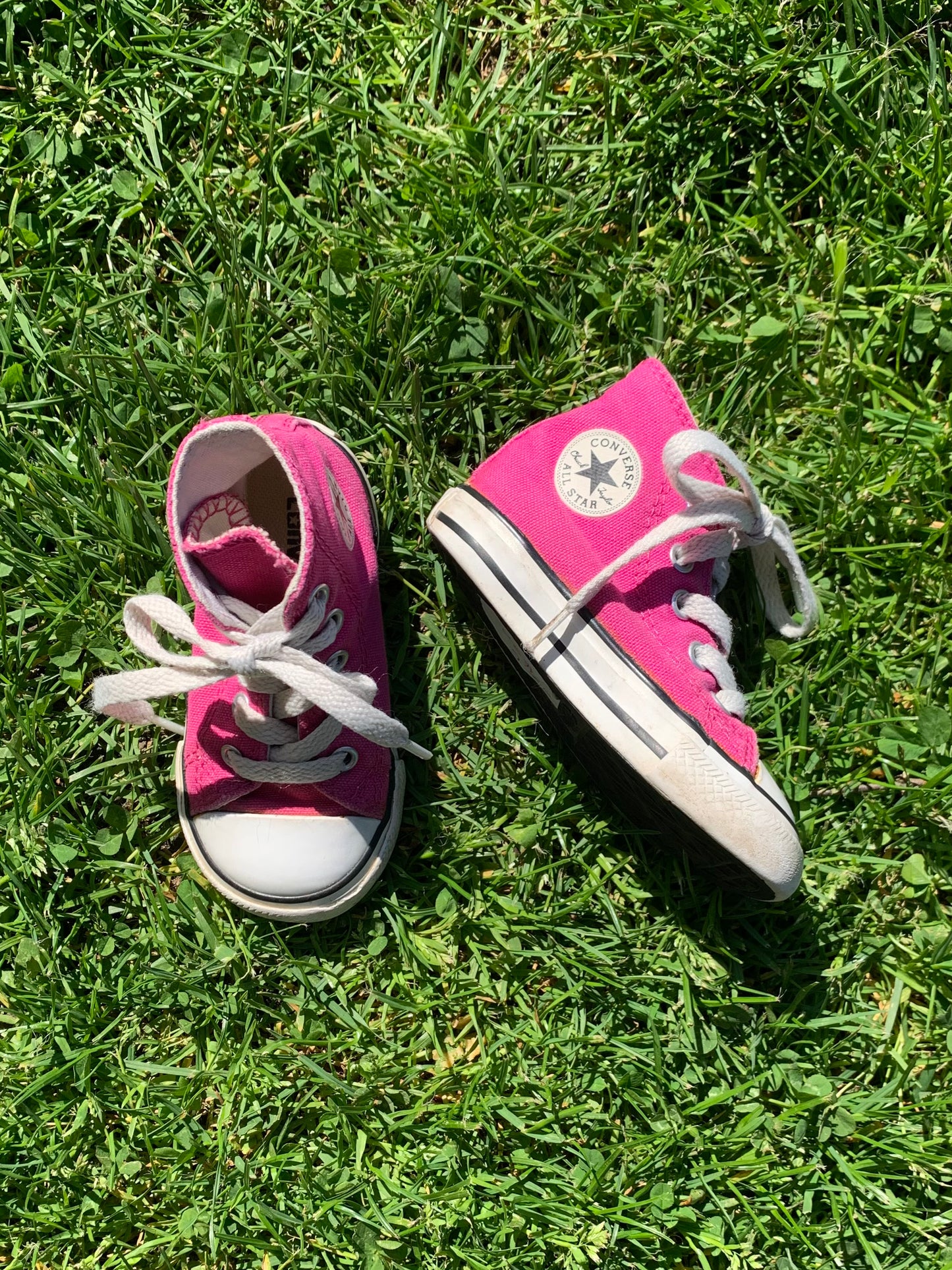 Converse Fuchsia Chuck Taylor Hightops size 5C